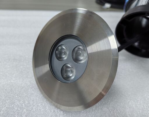 Lumières de piscine à LED en retrait offrant une efficacité lumineuse de 100 lmw Conçues pour une plage de température de 20 °C à 45 °C et pour l'éclairage de piscine