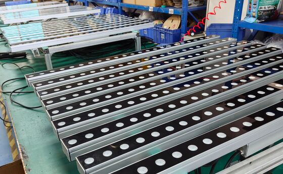 Profil murale LED en aluminium de 18 à 48 W avec 24 sources lumineuses LED adaptées aux projets d'éclairage murale intérieur et extérieur