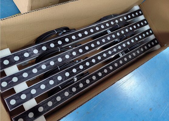 Projecteurs muraux extérieurs à température de couleur 2700K-6500K conçus pour un rendu des couleurs constant et un fonctionnement dans diverses conditions météorologiques