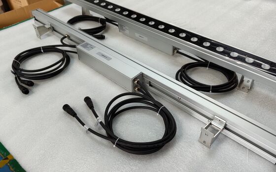 Projecteurs muraux LED avec période de garantie de 3 ans, alliage d'aluminium, longueur 1 mètre et solution d'éclairage pour l'illumination de façades architecturales