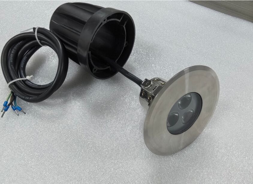 100lmw projecteurs LED de piscine 98mmx88mm résistant à l'eau durable Solutions d'éclairage extérieur pour les piscines commerciales et résidentielles