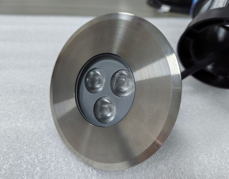 Lumières de piscine à LED en retrait offrant une efficacité lumineuse de 100 lmw Conçues pour une plage de température de 20 °C à 45 °C et pour l'éclairage de piscine