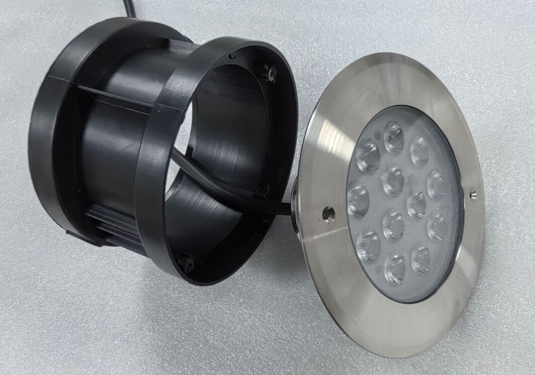 Éclairage LED sous-marin en acier inoxydable 316L offrant une efficacité lumineuse de 100 lm/w, parfait pour les aquariums, les étangs et les fontaines