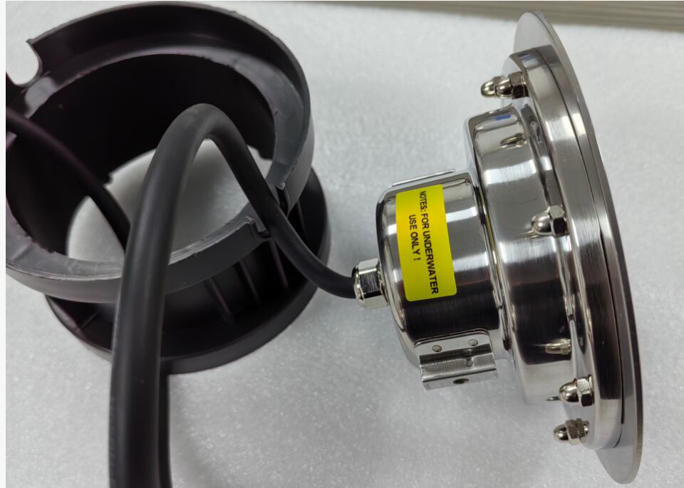 Éclairage de piscine à LED 24V DC avec une durée de vie supérieure à 50 000 heures, étanche et économe en énergie, adapté aux installations de piscines à grande échelle