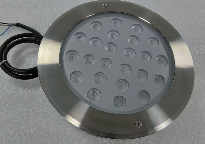 Lampes LED pour piscine, durée de vie de 50 000 heures, avec une efficacité lumineuse de 100 lmw, fonctionnant dans une plage de température de 20 °C à 45 °C et d'énergie.